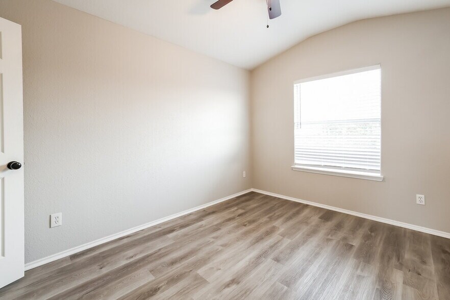 Building Photo - 8715 Sunset Pond Dr