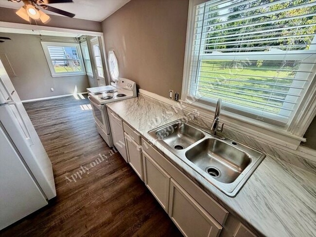 Building Photo - Cute 3 Bed 1 Bath in Raytown-Available NOW!!