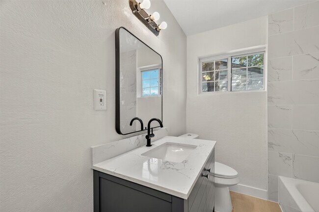 Building Photo - 501 Live Oak St