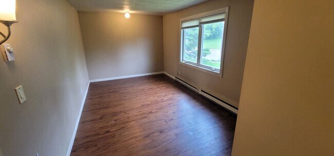 Building Photo - Duluth MN 5-bedroom - 2-bath - single fami...