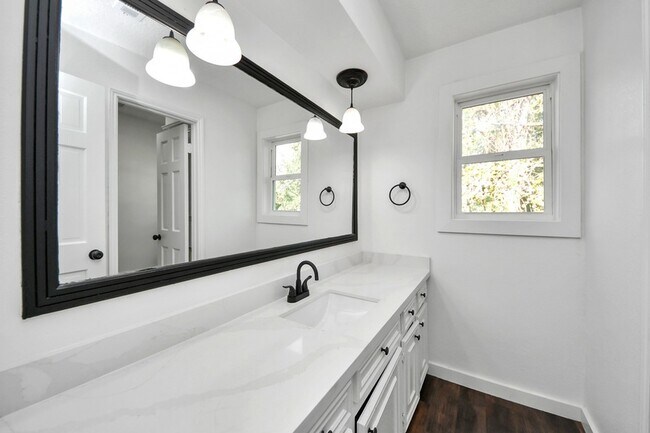 Building Photo - 616 S Rivershire Dr