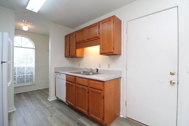 Building Photo - 2-Bedroom, 1-Bathroom Duplex with Garage i...