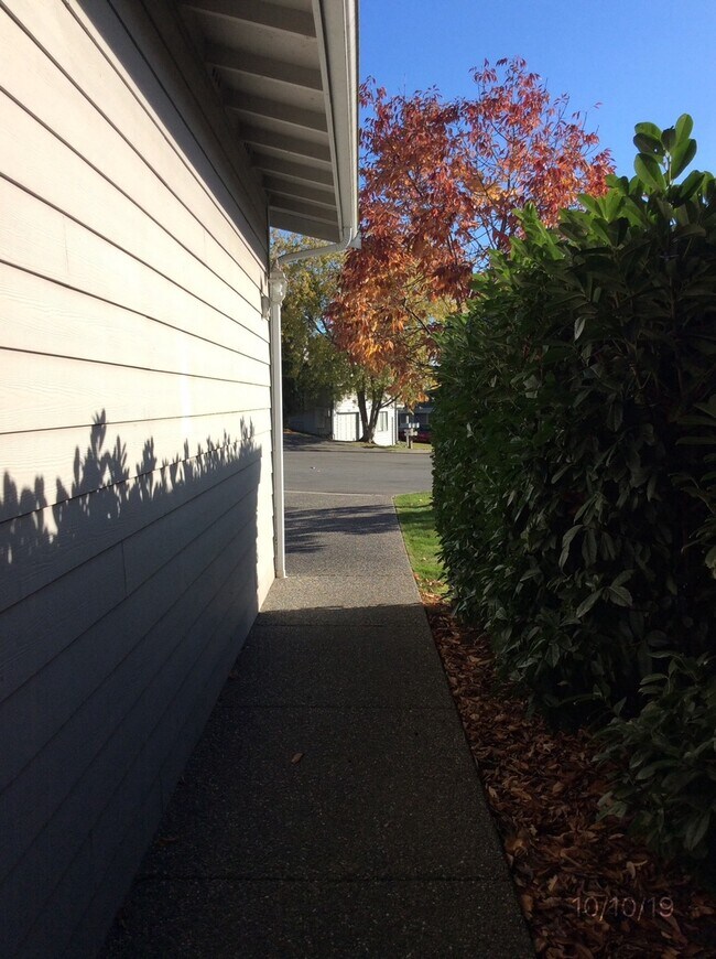 Building Photo - 1511 Burrows Ct