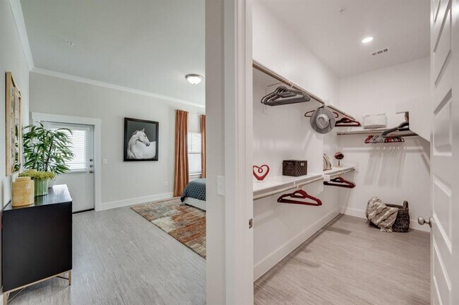 Building Photo - 907 Onyx-
