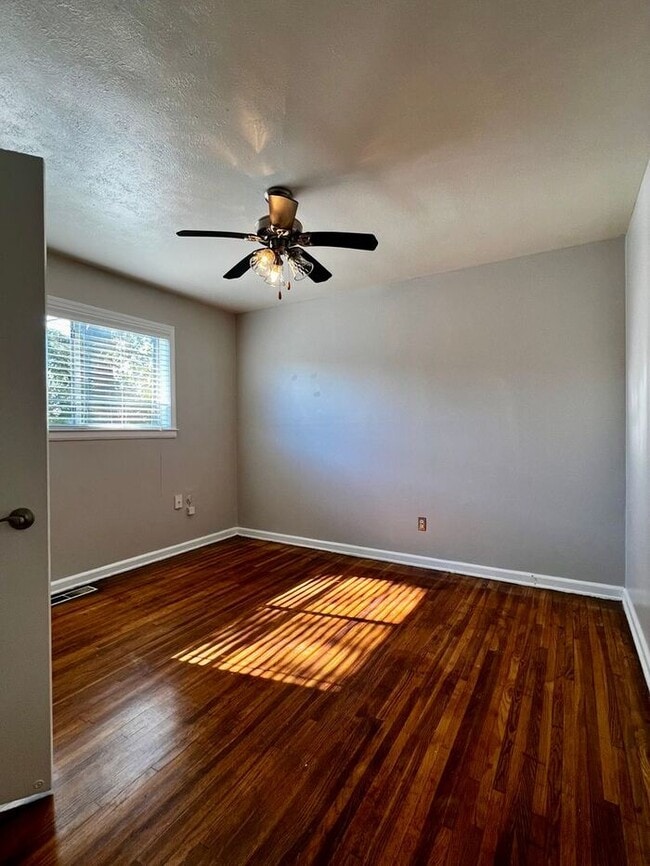 Building Photo - Quiet Midtown Community 2bd/1ba with Fall ...