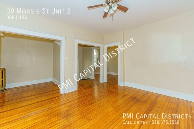 Building Photo - Charming, spacious, three bedroom apartmen...