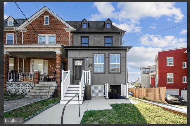 Building Photo - 134 Madison St NW