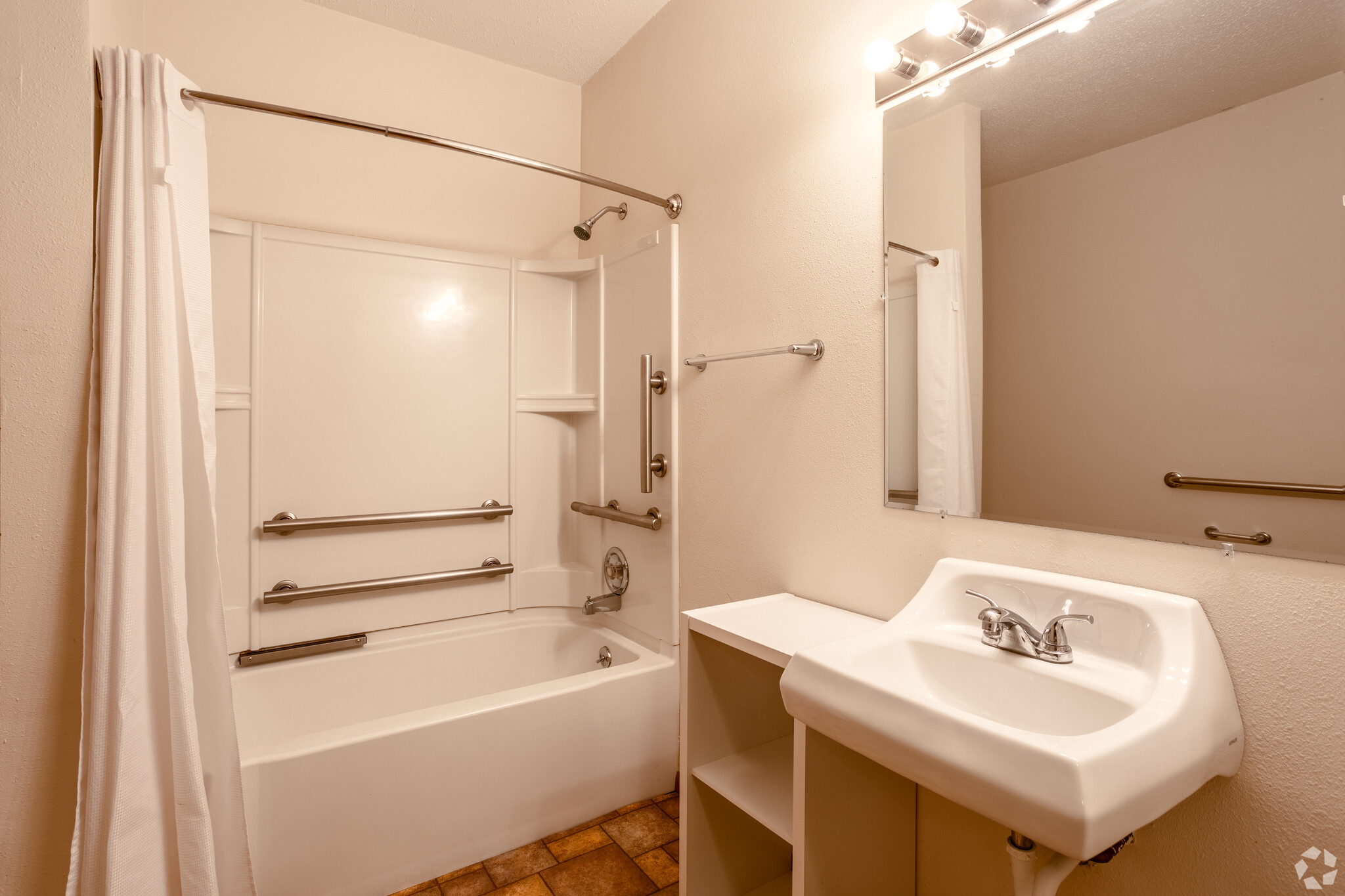 King studio bathroom - 1165 Riverside S Dr