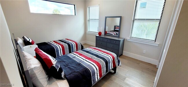 Building Photo - 511 91st Ave N