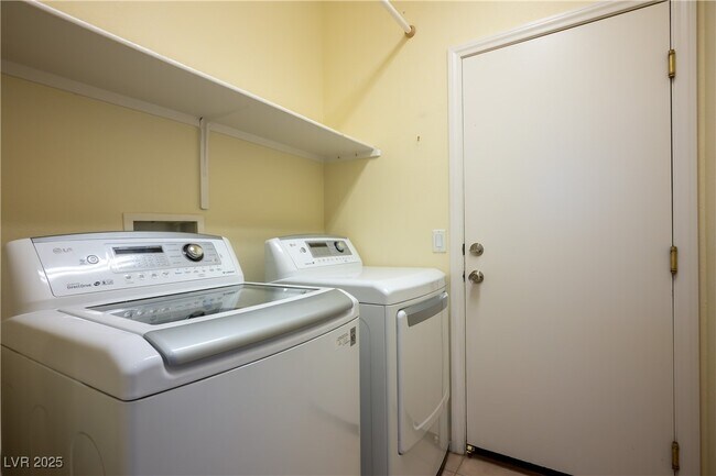 Building Photo - 7423 Cleghorn Canyon Way