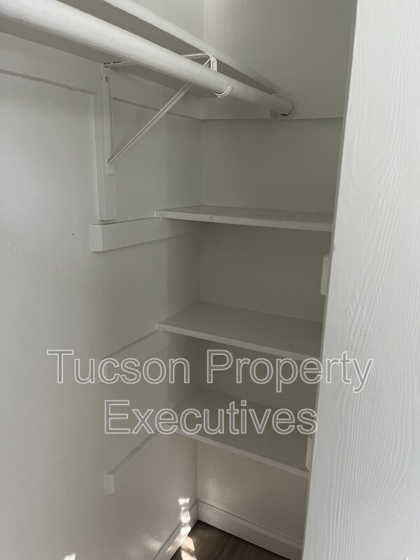 Building Photo - 3810 E Monte Vista Dr