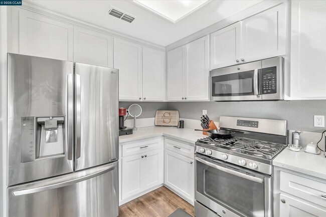 Building Photo - 1060 St Andrews Dr