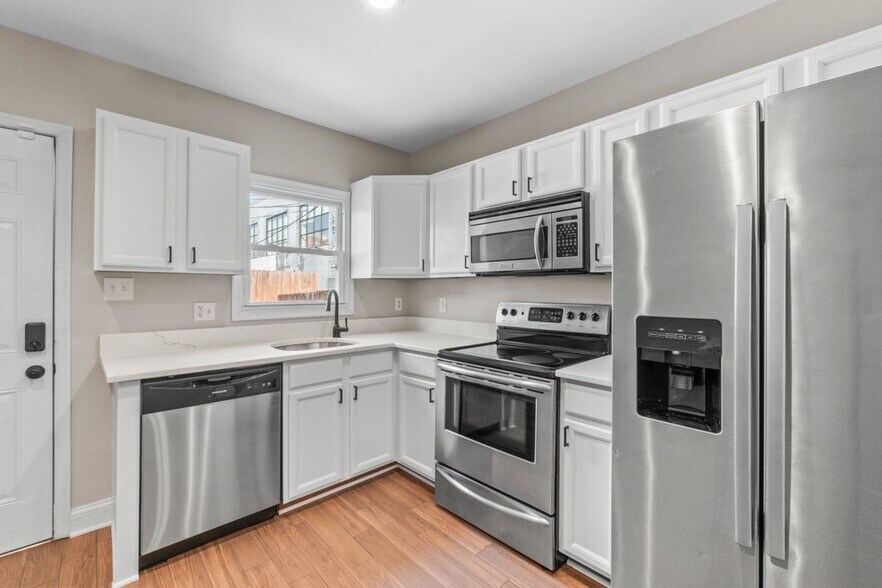 Building Photo - 324 W 29th St