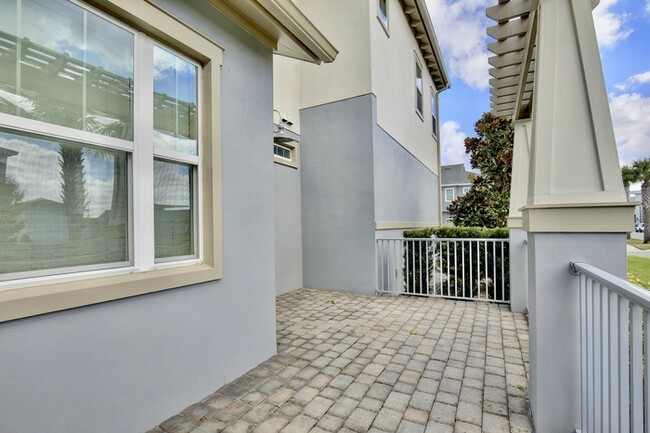 Building Photo - Beautiful 3/2.5 Spacious Townhome with a L...