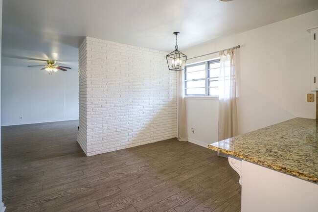 Building Photo - Located in South Tulsa - 3 Bedroom Home!!