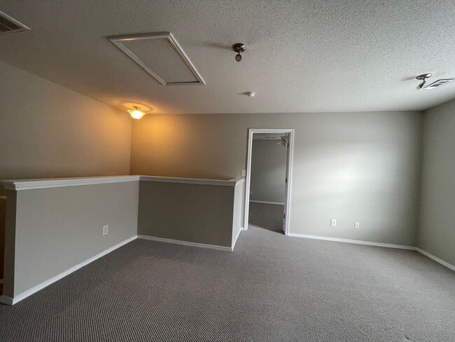 Building Photo - SPACIOUS 3bed/2.5bath TOWNHOME w/1st floor...