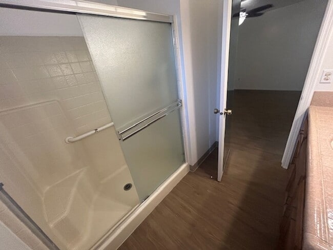 Building Photo - 3 bedroom 2 bath in central Visalia!