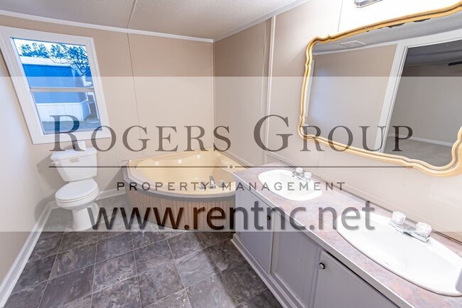 Building Photo - 2 Country Ln