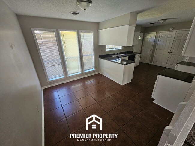 Building Photo - 3951 Silverleaf Rd