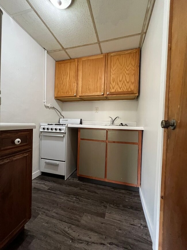 Building Photo - One Bedroom Apartment Near Campus
