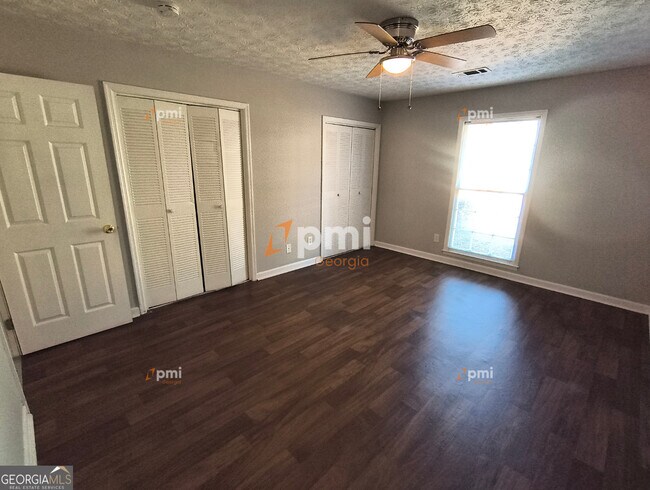 Building Photo - 102 Peachtree Ct