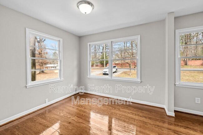 Building Photo - 1321 5 Mile Rd