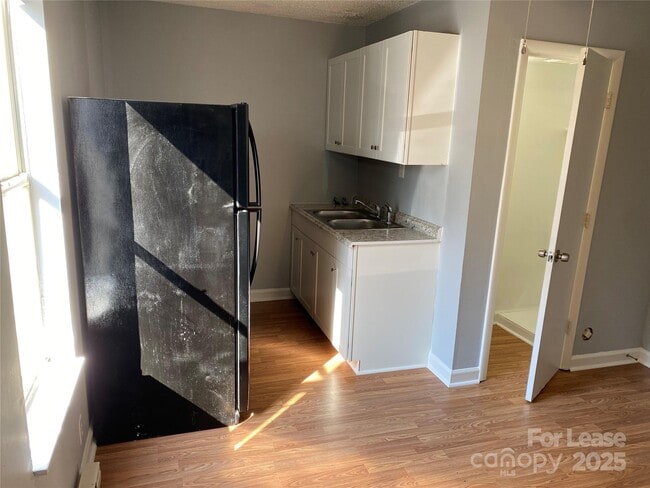 Building Photo - 3805 Miriam Dr