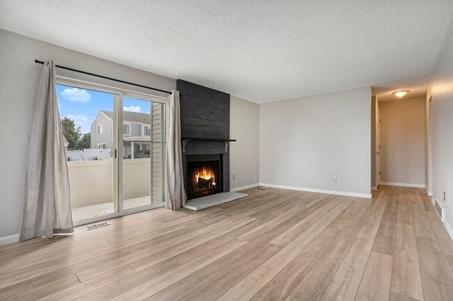 Building Photo - Spacious End Unit in Thornton