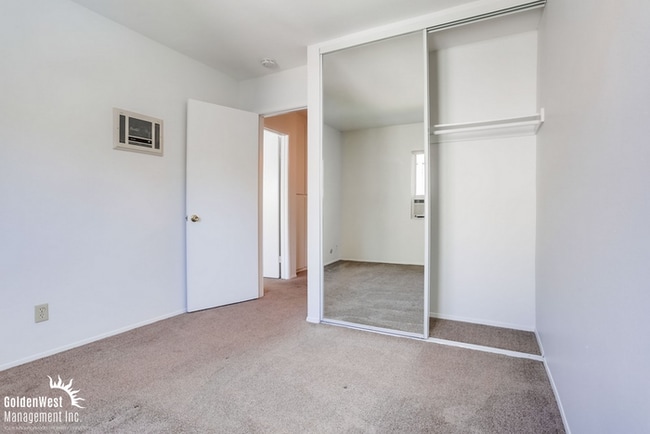 Building Photo - Charming 2Bdm 1Ba Condo with Modern Upgrades in Lakeside!