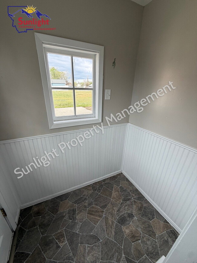 Building Photo - 2 Bed, 1 Bath Home with Detached Garage, Fenced Yard, and Built-In Storage