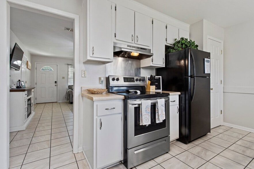 Building Photo - 805 Lewis Ave