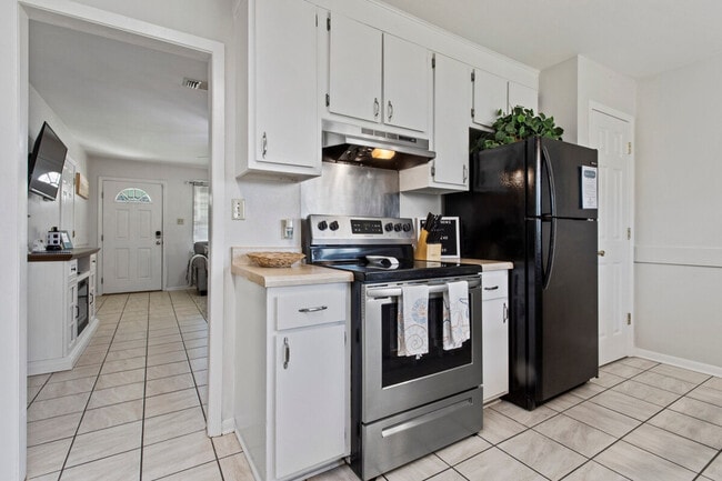 Building Photo - 805 Lewis Ave