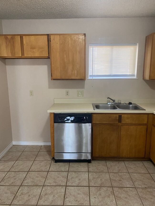 Building Photo - Move In Special - $300 OFF First Full Month!