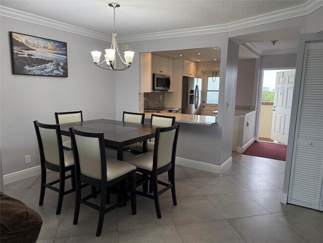 Building Photo - 1319 E Hillsboro Blvd