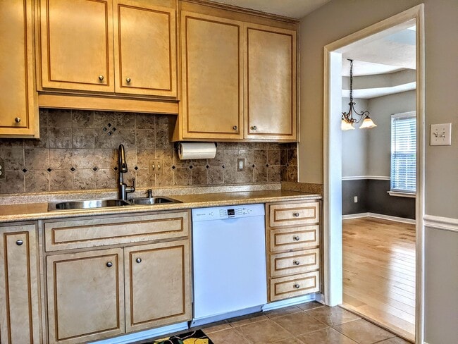 Building Photo - 2045 Shoreline Dr