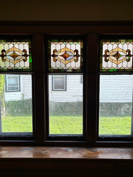 Dining Room Window Seat with Stained glass windows - 10 Granger Pl