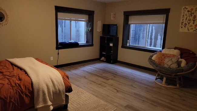 Building Photo - 5 Bed 3 Bath close to UWEC, bike trails, Carson Park, and The Sonnentag!