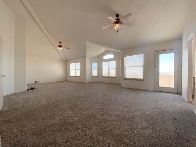 Building Photo - West El Paso LARGE 4bed/3.5bath 3 Car Garage Home-VIEWS!