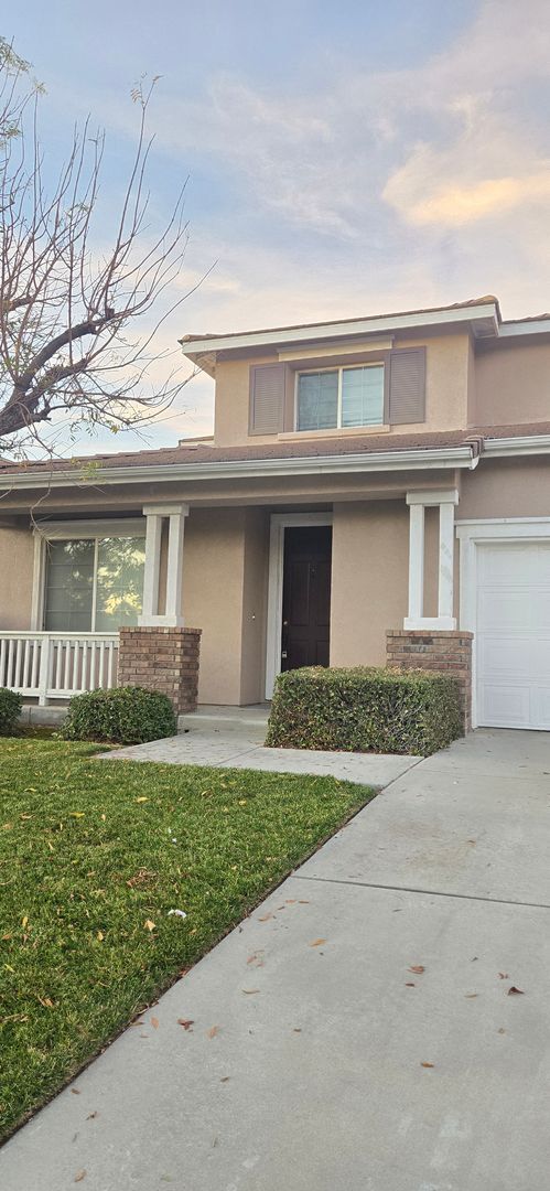 Building Photo - Spacious Redlands Family Home
