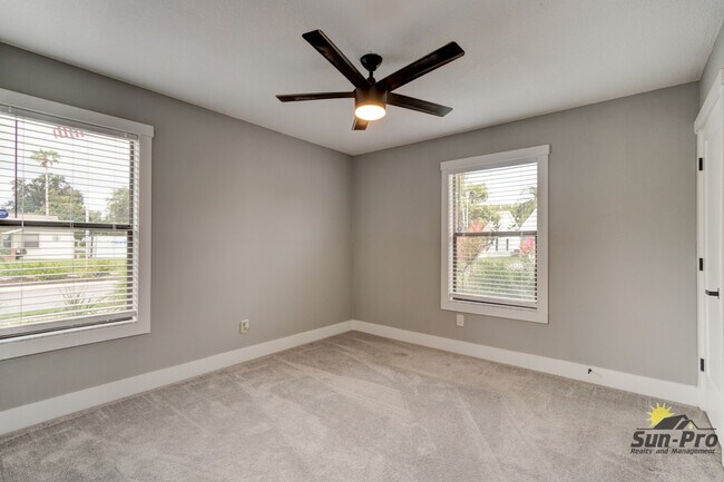 Building Photo - 700 Pine Shores Cir