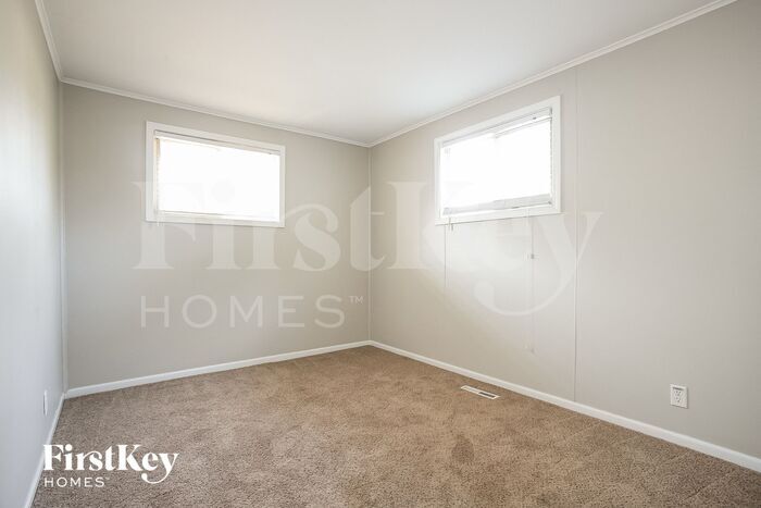 Building Photo - 811 Salem Ln