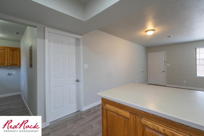 Building Photo - Remodeled 2 Bedroom Townhome. Pet Friendly!
