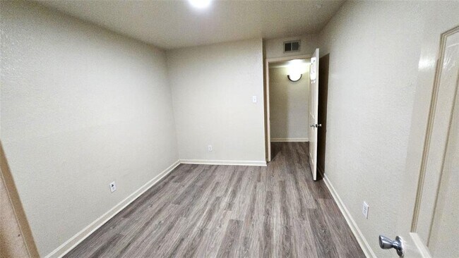Building Photo - 8100 Creekbend Dr