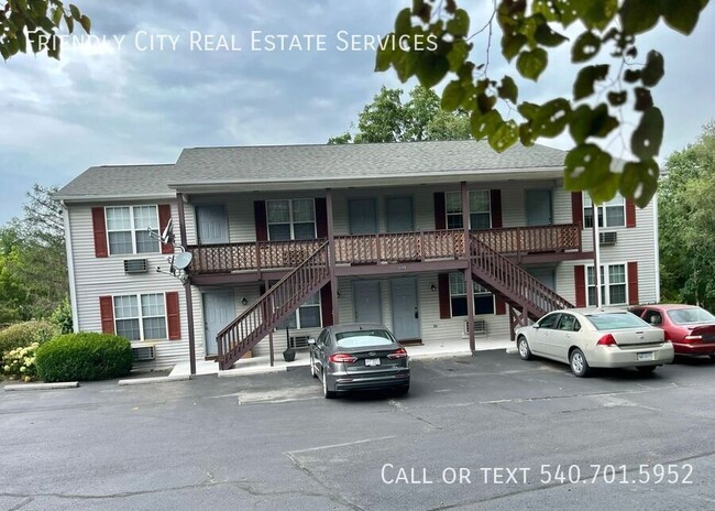 Building Photo - Move in ready upstairs Apartment!