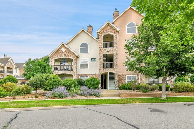 Building Photo - $2,045.00, 2 bed, 1 .5 bath located in Aur...