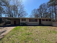 Building Photo - Quaint 3 Bedroom 2 Bath home