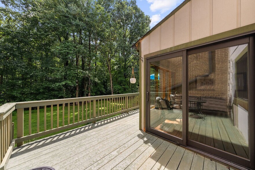 Building Photo - 2210 Glencourse Ln