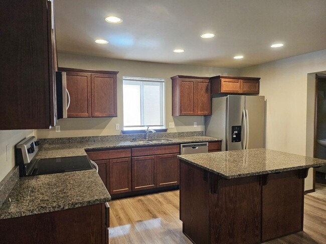 Building Photo - 3 Bedroom, 2.5 Bath House w/ fully fenced yard.