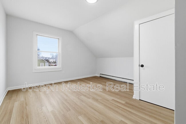 Building Photo - 848 Bank St