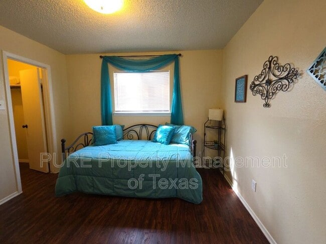 Building Photo - 203 2nd St N